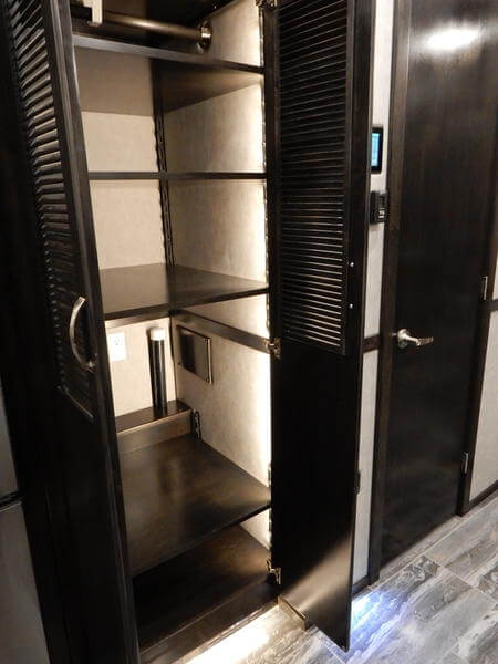 2022 Showhauler Motorhome Conversion 36KTssl-b closet
