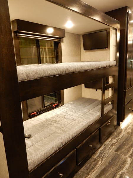 2022 Showhauler Motorhome Conversion 36KTssl-b bunk beds