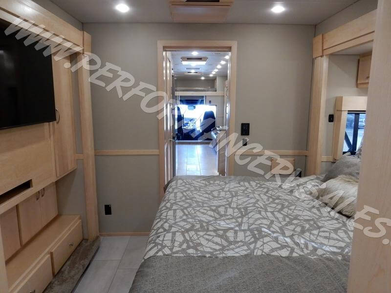 2024 Showhauler Motorhome Conversion 35-KQSSL hallway