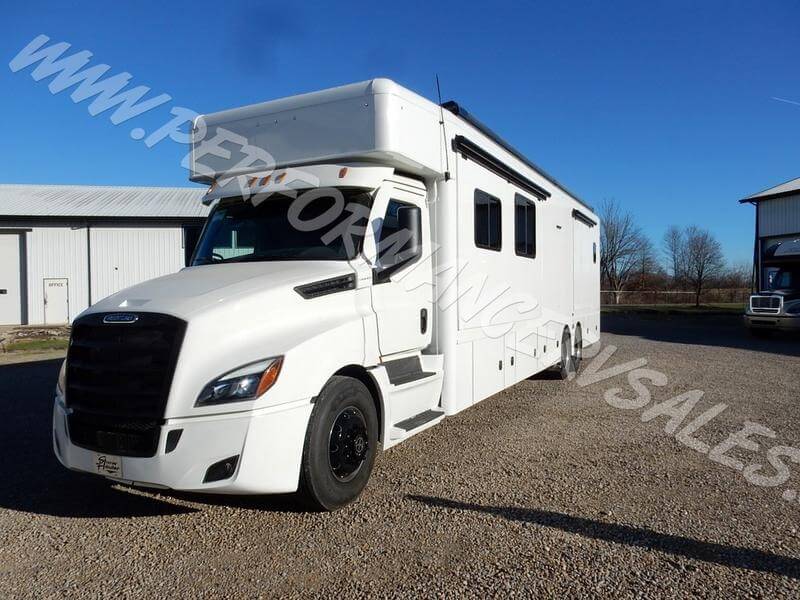 2024 Showhauler Motorhome Conversion 35-KQSSL left profile