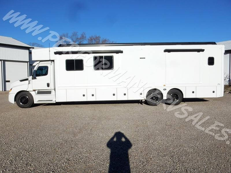 2024 Showhauler Motorhome Conversion 35-KQSSL left